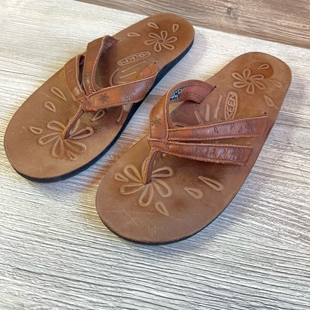 Keen brown leather floral etched flip flops size 7 - Picture 8 of 10